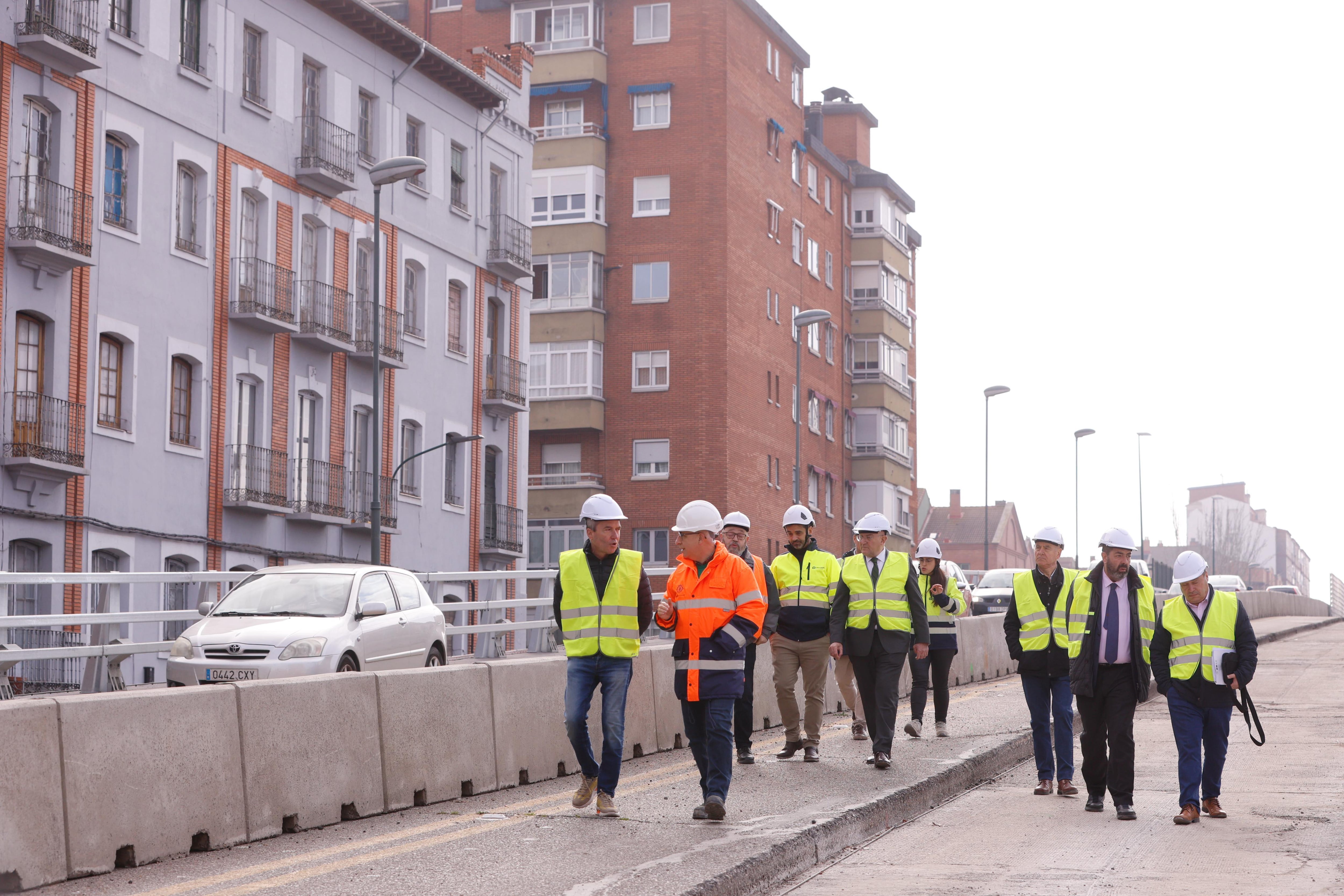 El alcalde de Valladolid, Jesús Julio Carnero, visita las obras del viaducto del Paseo Arco de Ladrillo