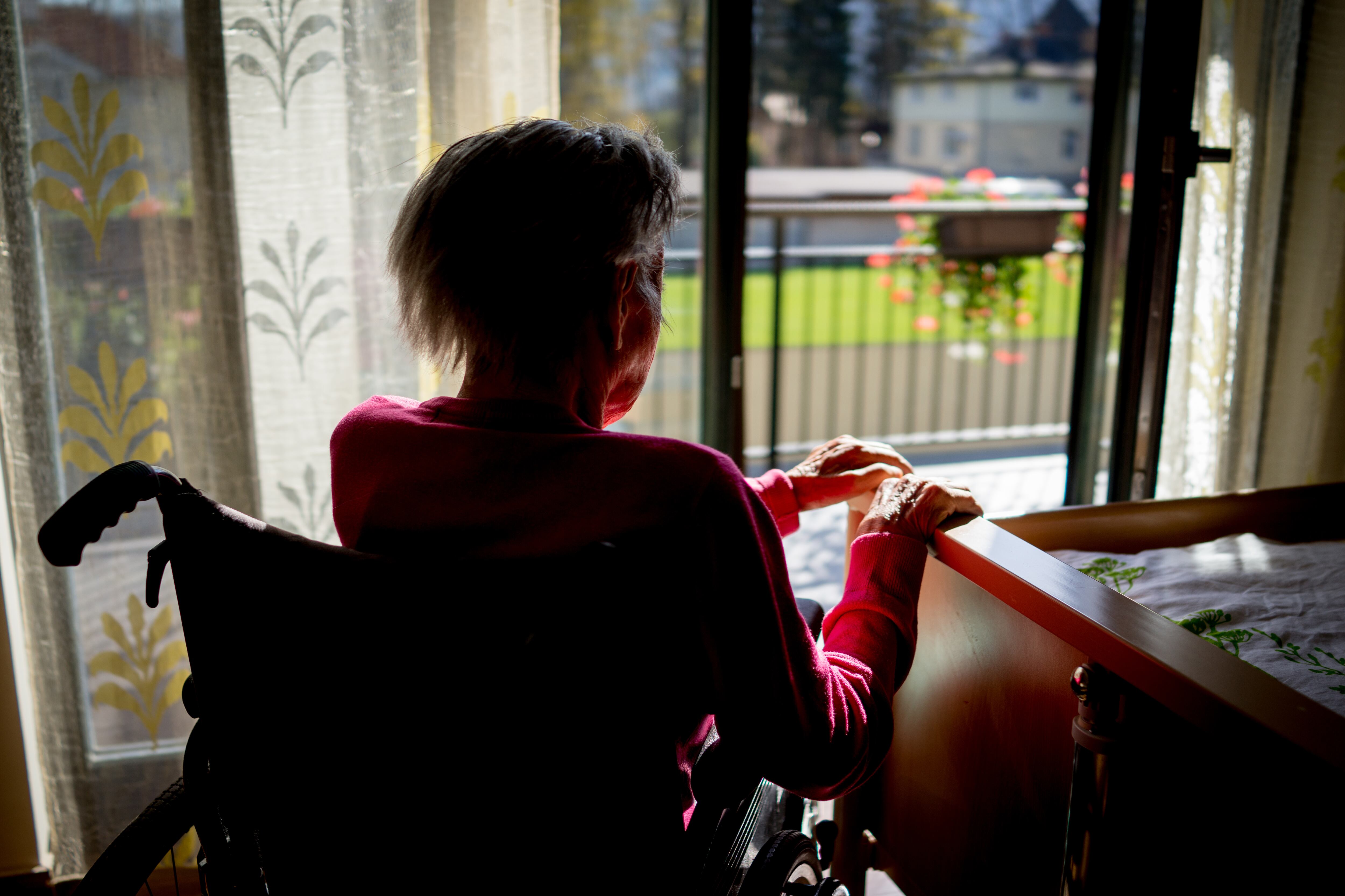 Una mujer con alzheimer en una residencia