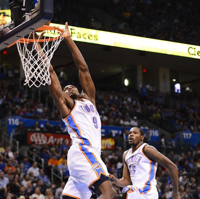 El jugador español de los Oklahoma City Thunder, Serge Ibaka,  realizando un salto en un partido de la NBA de la temporada regular