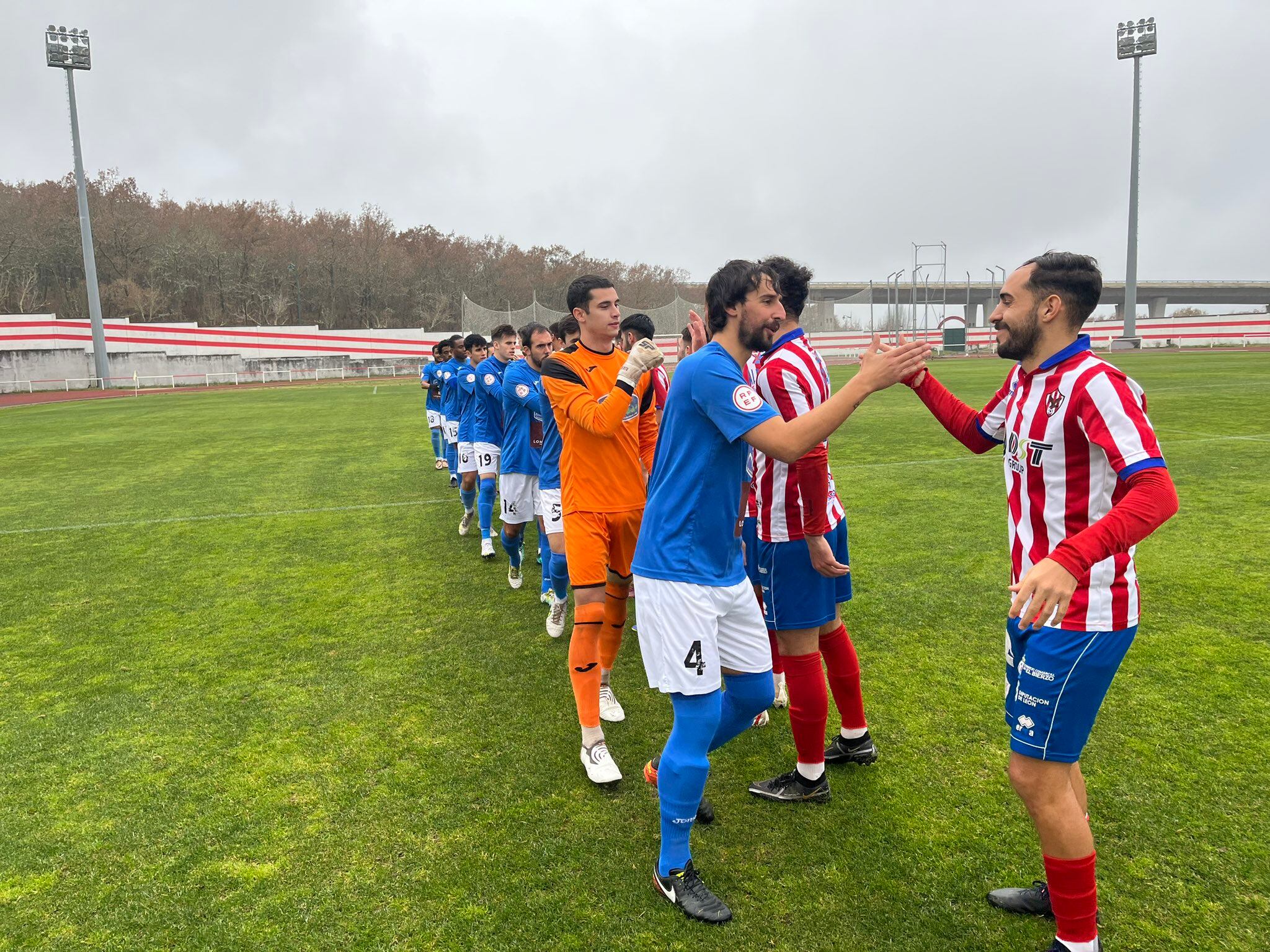 Los jugadores del Bembibre y del Almazán se saludan antes de iniciarse el partido.