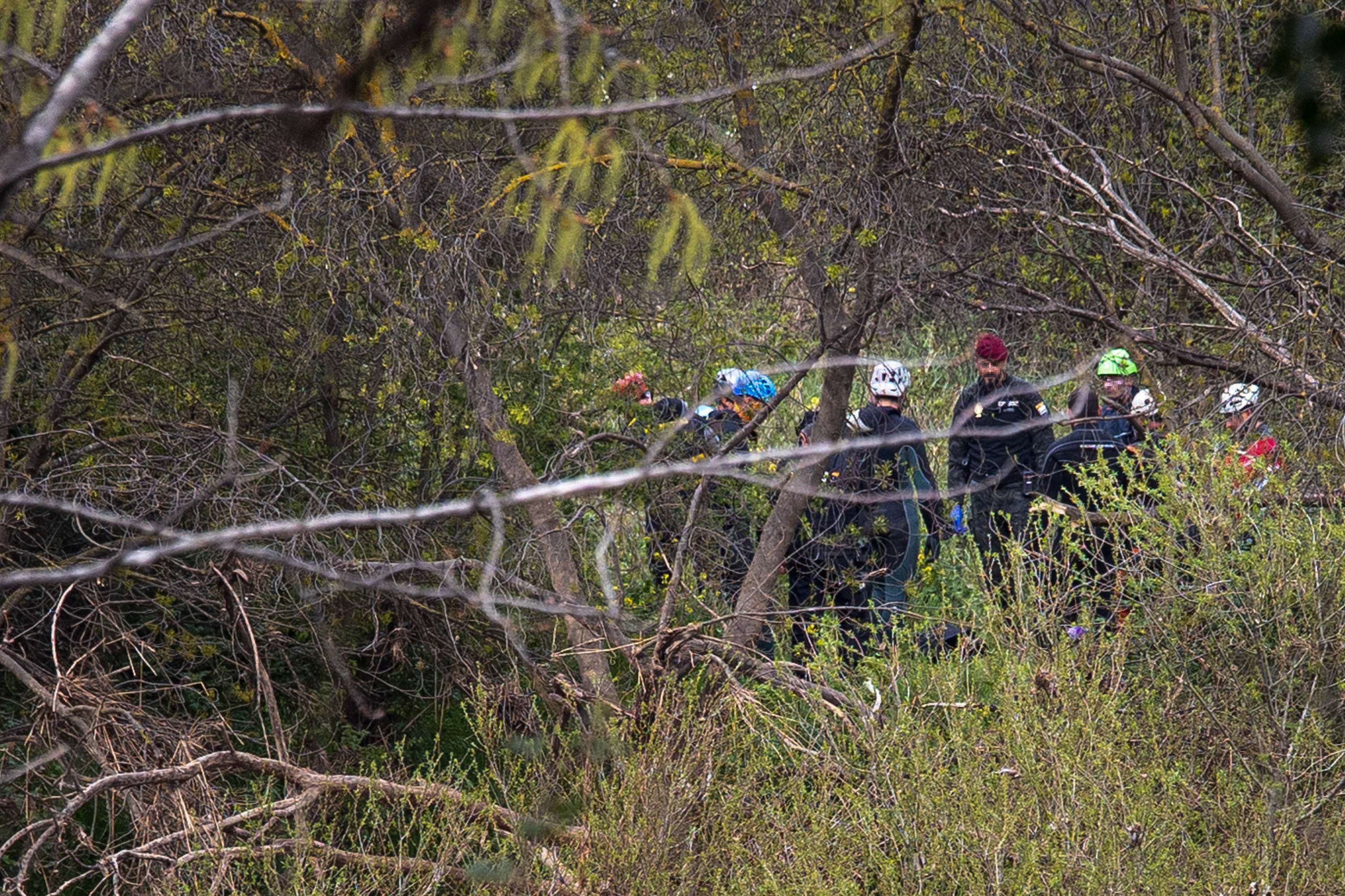 Efectivos de emergencias han rescatado este miércoles un cuerpo sin vida del río Ebro en Logroño en la zona donde se busca desde hace más de dos semanas al joven Javier Márquez.