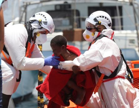 Los inmigrantes fueron trasladados al muelle de Arguineguín (Gran Canaria) donde fueron atendidos por personas de Cruz Roja y el Servicio Canario de Salud.