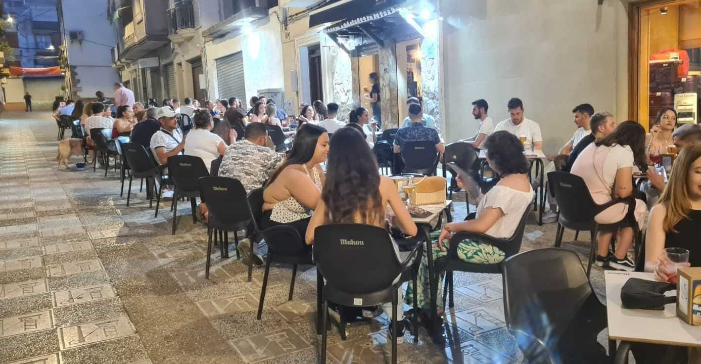 Terraza de bar en Linares.