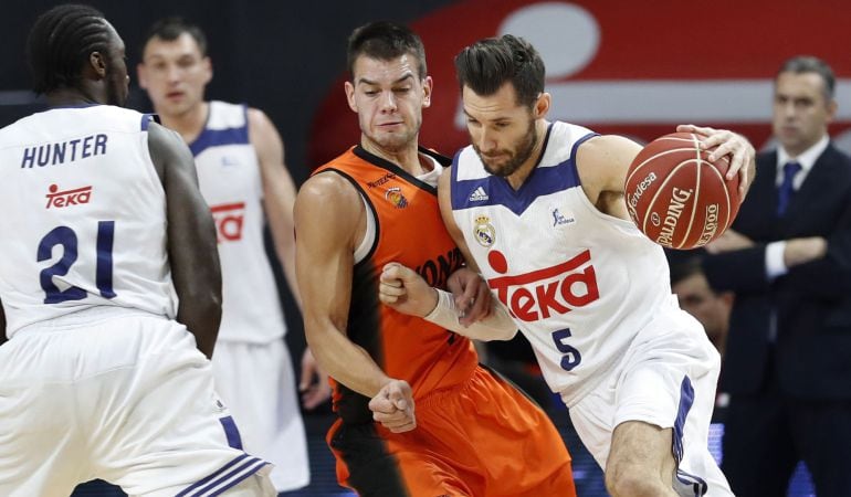 Alex Llorca durante el partido frente al Real Madrid esta temporada