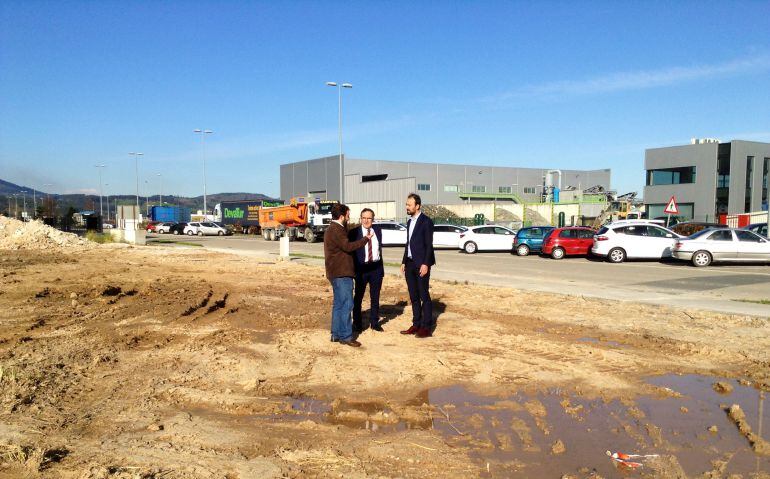 El alcalde, José Manuel Cruz Viadero, y concejales del Ayuntamiento visitan la parcela donde se levantarán los talleres municipales.