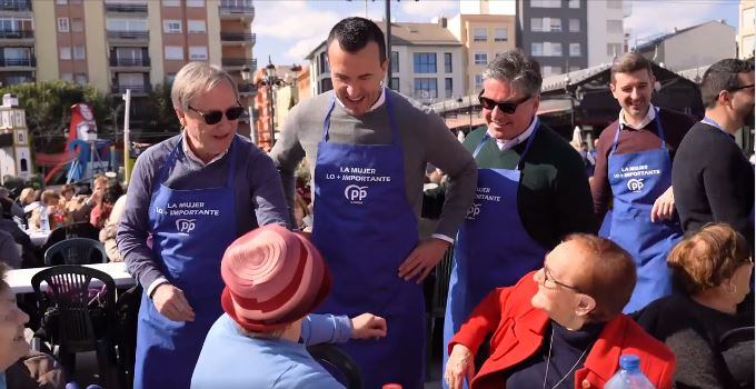 Juan Carlos Moragues, junto a otros representantes del PP, saludando algunas de las mujeres que acudieron a la comida.