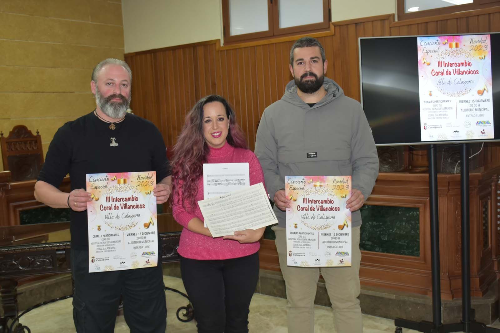 El concejal Antonio Merino, junto a la directora de la Asociación Cultural Coral Calasparra, Cristina Trujillo y su presidente, Samuel López