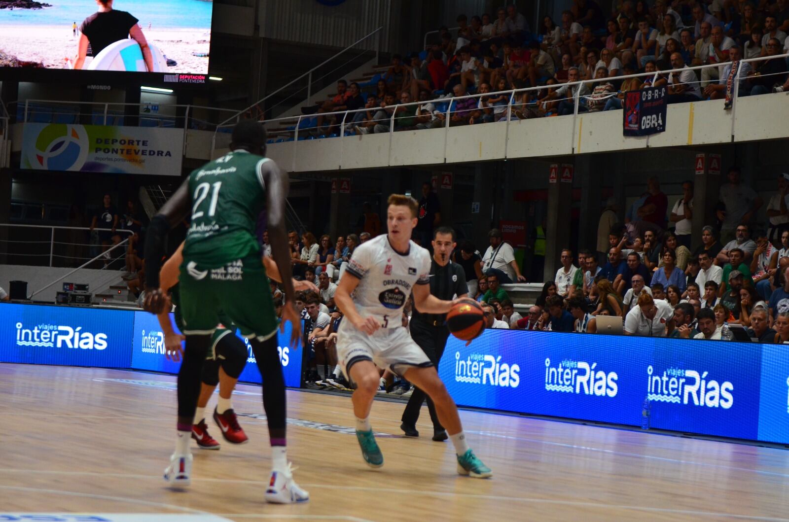 Fernando Zurbriggen, con el balón, durante el partido contra el Unicaja