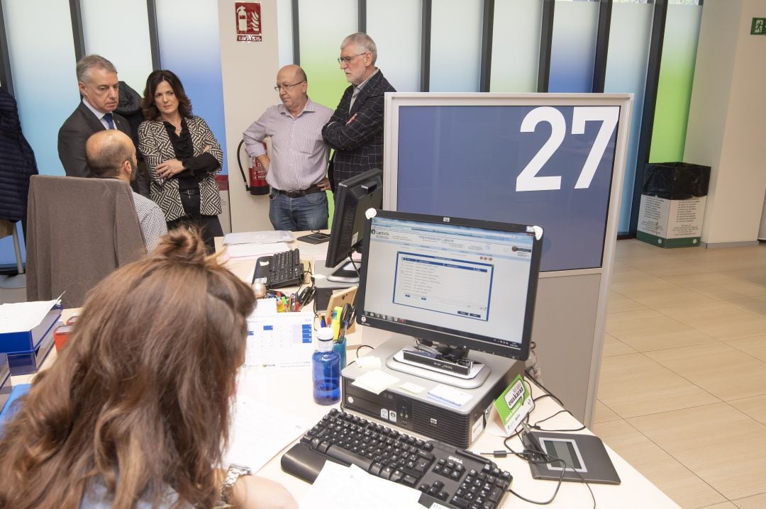 El lehendakari durante la visita a una oficina de Lanbide en Vitoria.