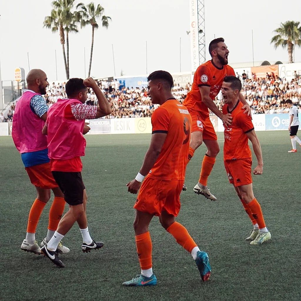 Els jugadors de l'Atzeneta UE celebren el gol d'Héctor Camps a El Clariano // Foto: Atzeneta UE