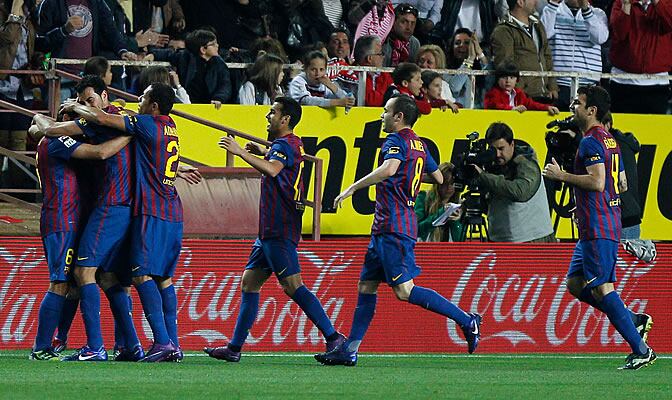 Los jugadores azulgranas celebran el gol de Messi en el Pijuán