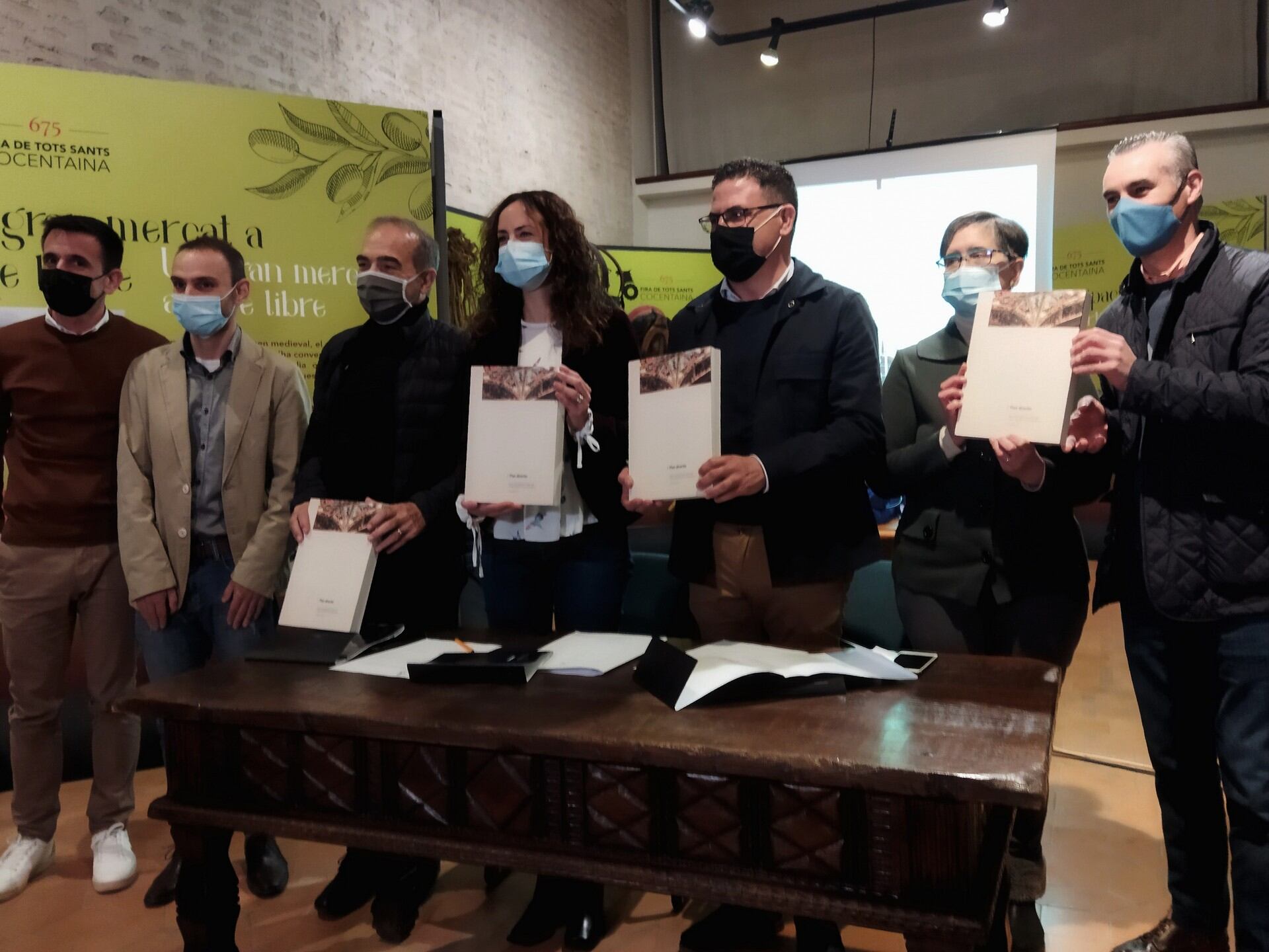 Mireia Estepa, alcaldesa de Cocentaina; José Ramón González de Zárate, diputado de Arquitectura, junto al edil de Cultura, Iván Jover, técnicos municipales y de la Diputación y el coordinador del equipo de redacción presentando el Plan Director del Palau Comtal.