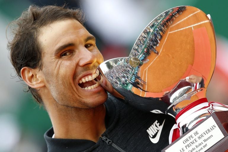 Nadal muerde el trofeo de Montecarlo