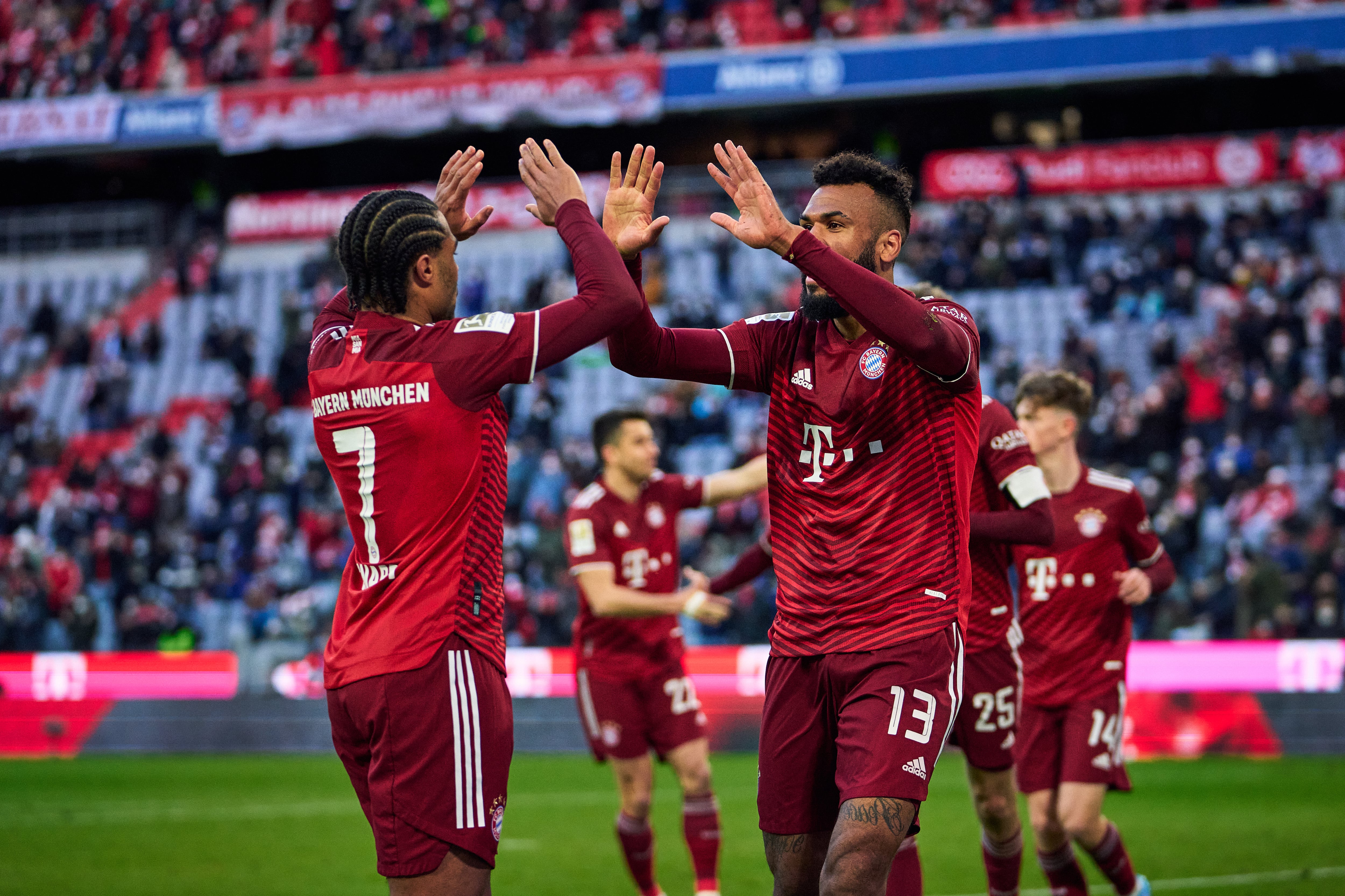 Eric Maxim Choupo-Moting y Serge Gnabry, celebrando un gol del Bayern de Múnich