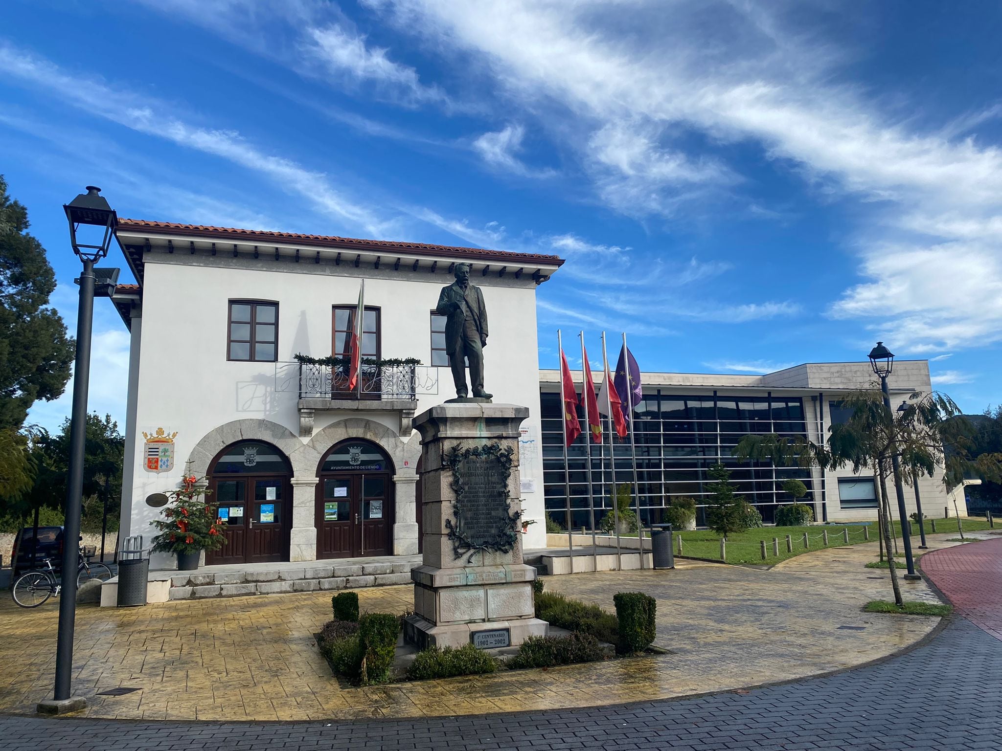 Exterior del Ayuntamiento de Liendo.