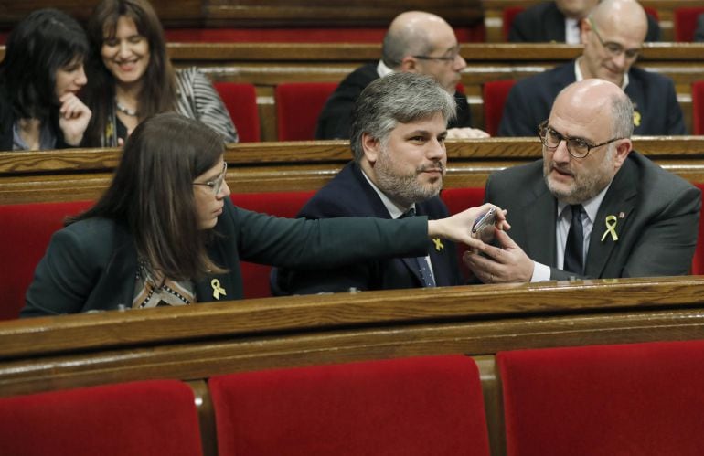 Los diputados de JxCat, Gemma Geis (i), Albert Batet (c) y Eduard Pujol, durante el pleno del Parlament.