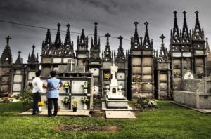 GRA249. LUGO, 31/10/2014.- Dos mujeres hoy en el cementerio neogótico de Santiago de Gouriz en Vilalba (Lugo), cuyos nichos tienen cruces del siglo XVI. La gente ha acudido hoy a los cementerios para limpiar las tumbas de sus seres queridos y prepararlas 