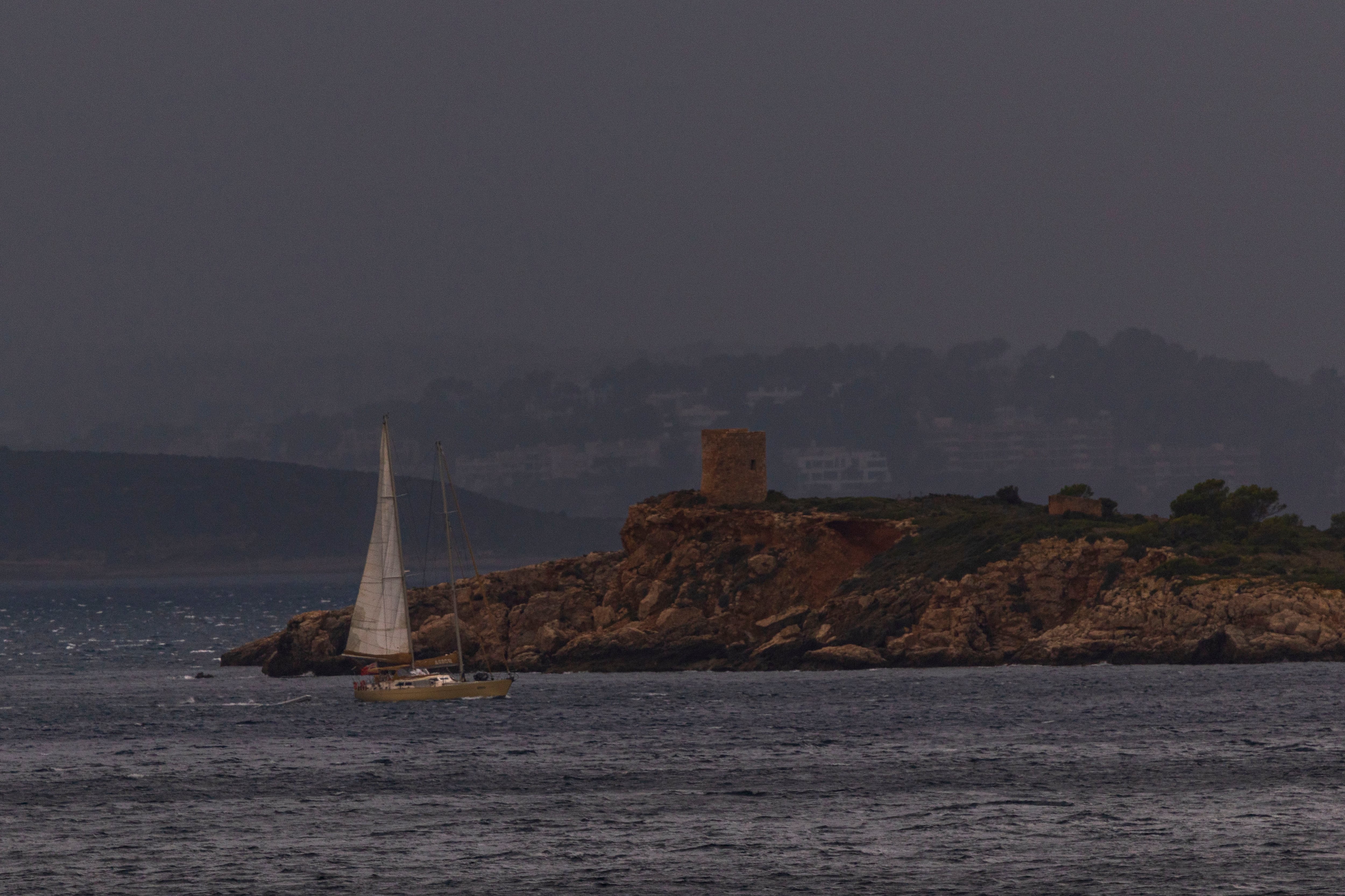 CALVIA, 01/11/2024.- Una línea de tormentas formada en Baleares por la depresión aislada en niveles altos (dana) ha dejado ya este viernes precipitaciones intensa de más de 100 litros por metro cuadrado en el Ponent de Mallorca. EFE/CATI CLADERA
