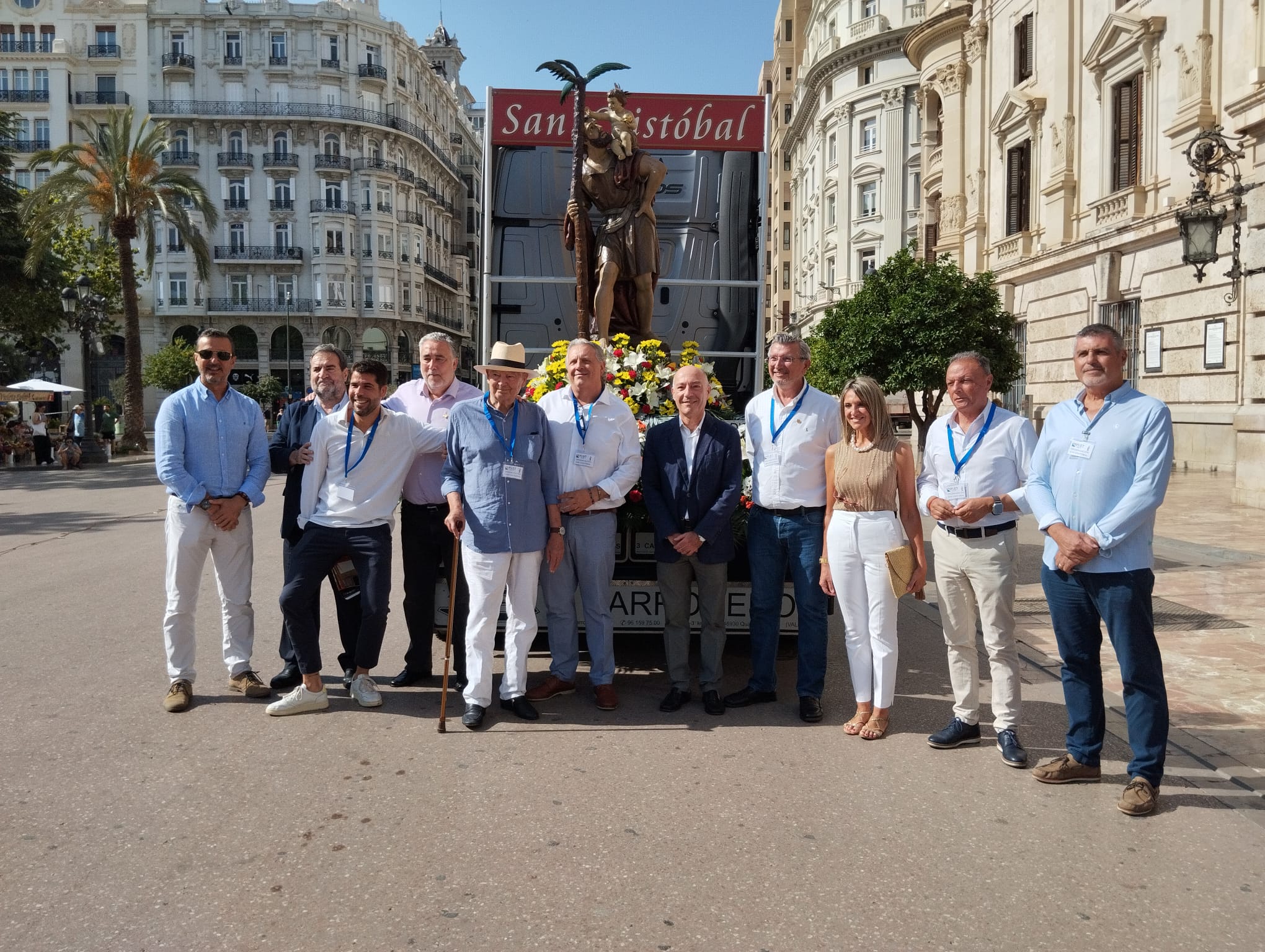 Los transportistas desfilan por las calles de València para rendir homenaje a su patrón y reivindicar su profesión