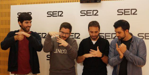 Los chicos de Ad Absurdum cuando eran mucho más jóvenes, en los estudios de Radio Murcia. Foto archivo.