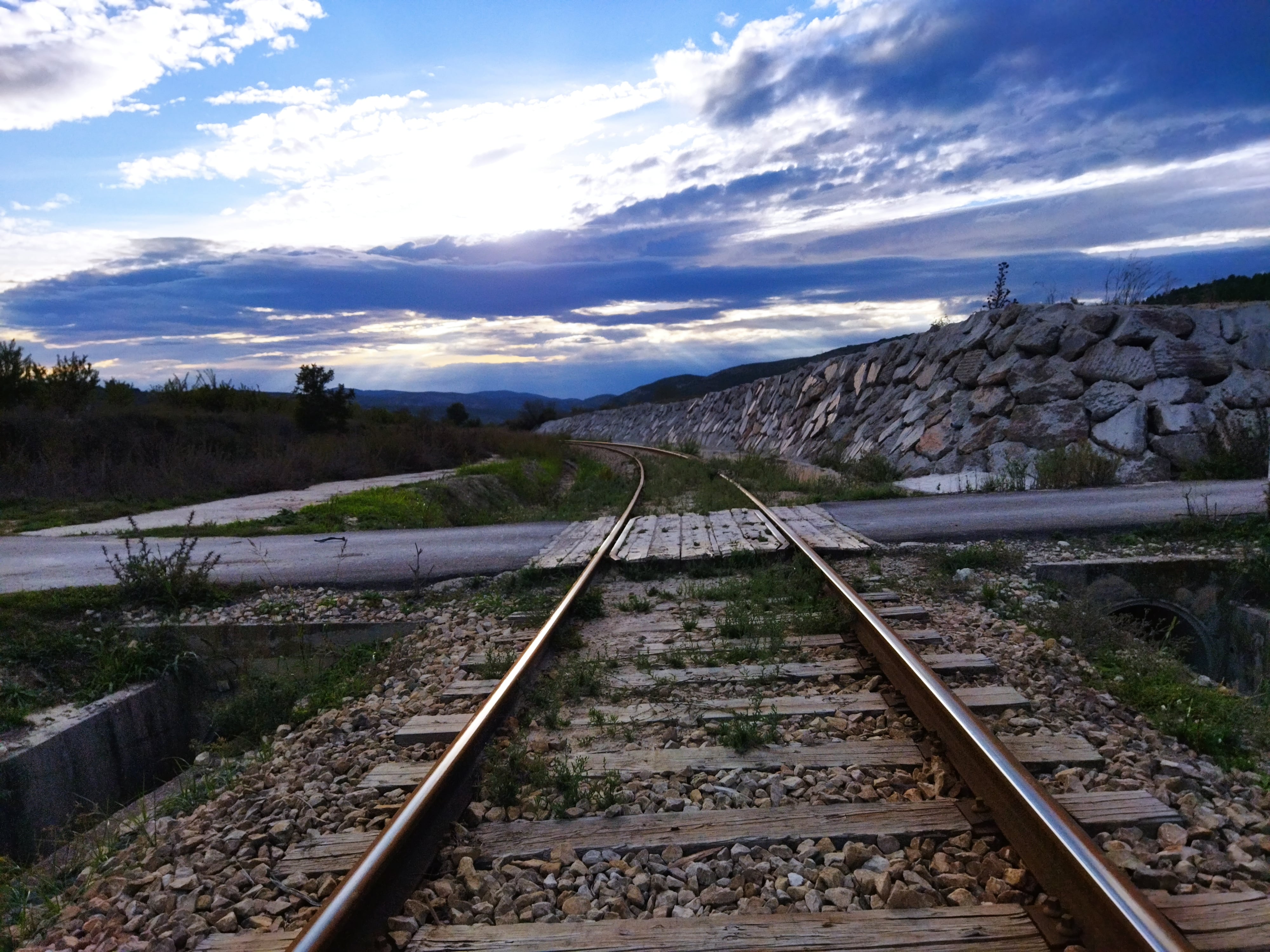 La vía del tren Alcoi-Xàtiva pasando por el término municipal de Alfafara.