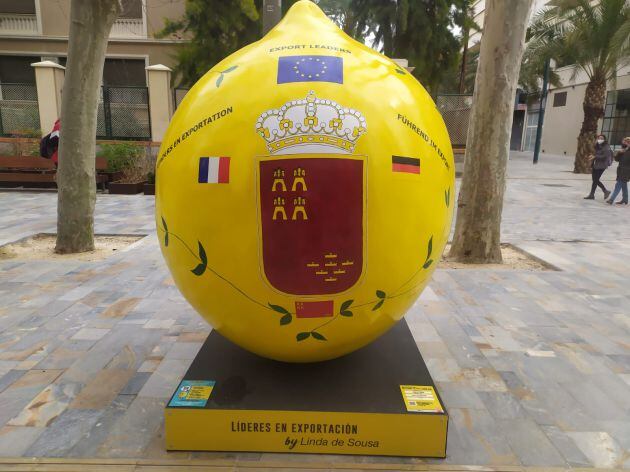 Una de las esculturas gigantes que forman parte de la exposición &#039;Lemon Art&#039;