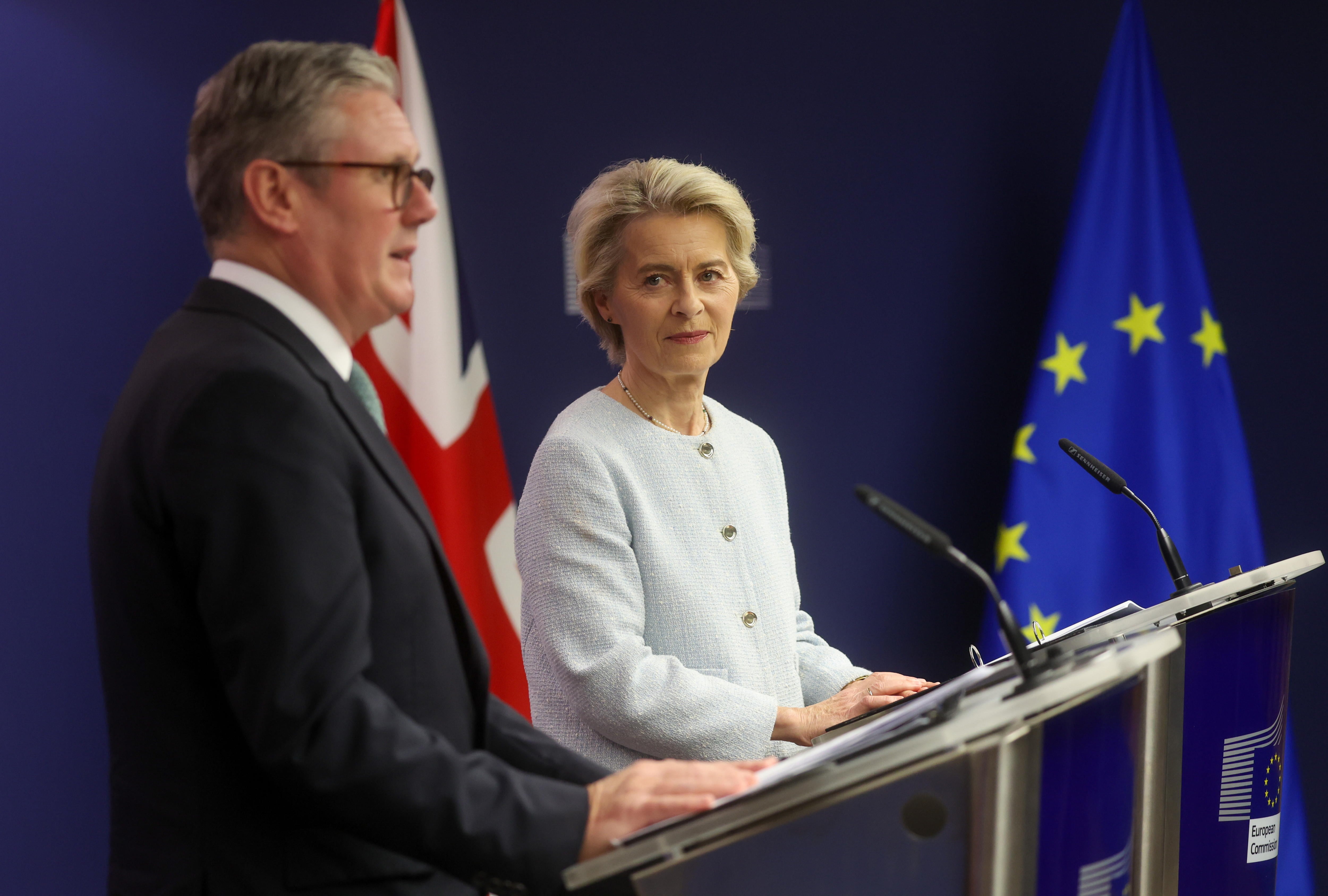 El primer ministro británico Keir Starmer y la presidenta de la Comisión Europea, Ursula Von der Leyen, se han reunido en Bruselas.