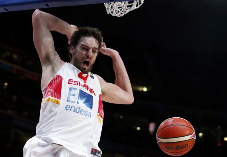 Pau Gasol machaca el aro francés.