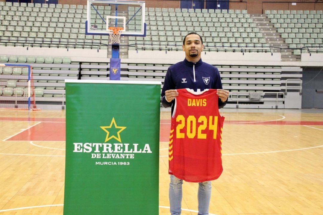 Jordan Davis será universitario hasta 2024