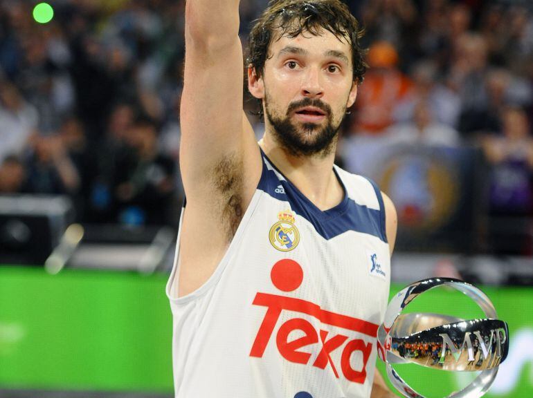 Sergio Llull, tras recibir el trofeo MVP a la finalización de la final de la Copa del Rey