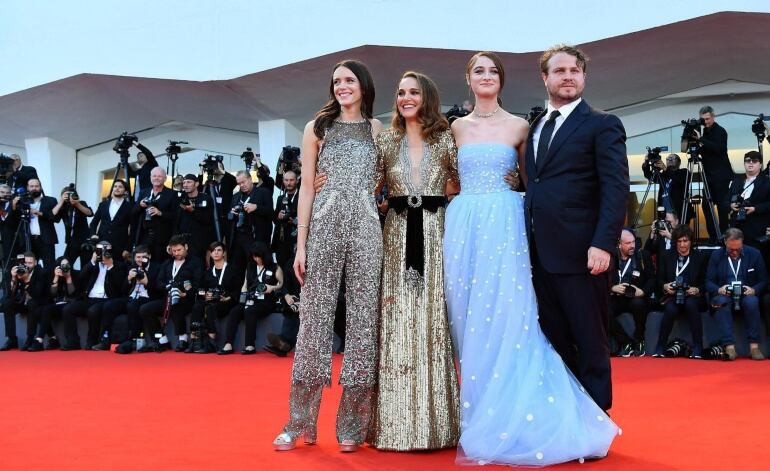 El director de cine estadounidense Brady Corbet, la actriz británica Raffey Cassidy (2d), la franco británica Stacy Martin (izda), y la estadounidense Natalie Portman, posan a su llegada a la 75ª edición del Festival Internacional de Cine de Venecia, Italia. EFE, Ettore Ferrari