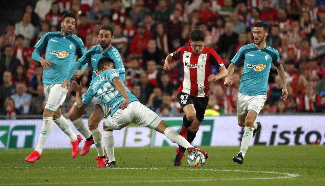 El centrocampista debutante Unai Vencedor (c) del Athletic de Bilbao y el defensor argentino Facundo Roncaglia (i) de Osasuna, disputan el balón durante el partido correspondiente a la vigésimo cuarta jornada de LaLiga Santander, que se celebra este domingo en estadio de San Mamés