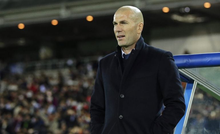 Zidane en la banda en la final del Mundial de Clubes ante el Kashima Antlers