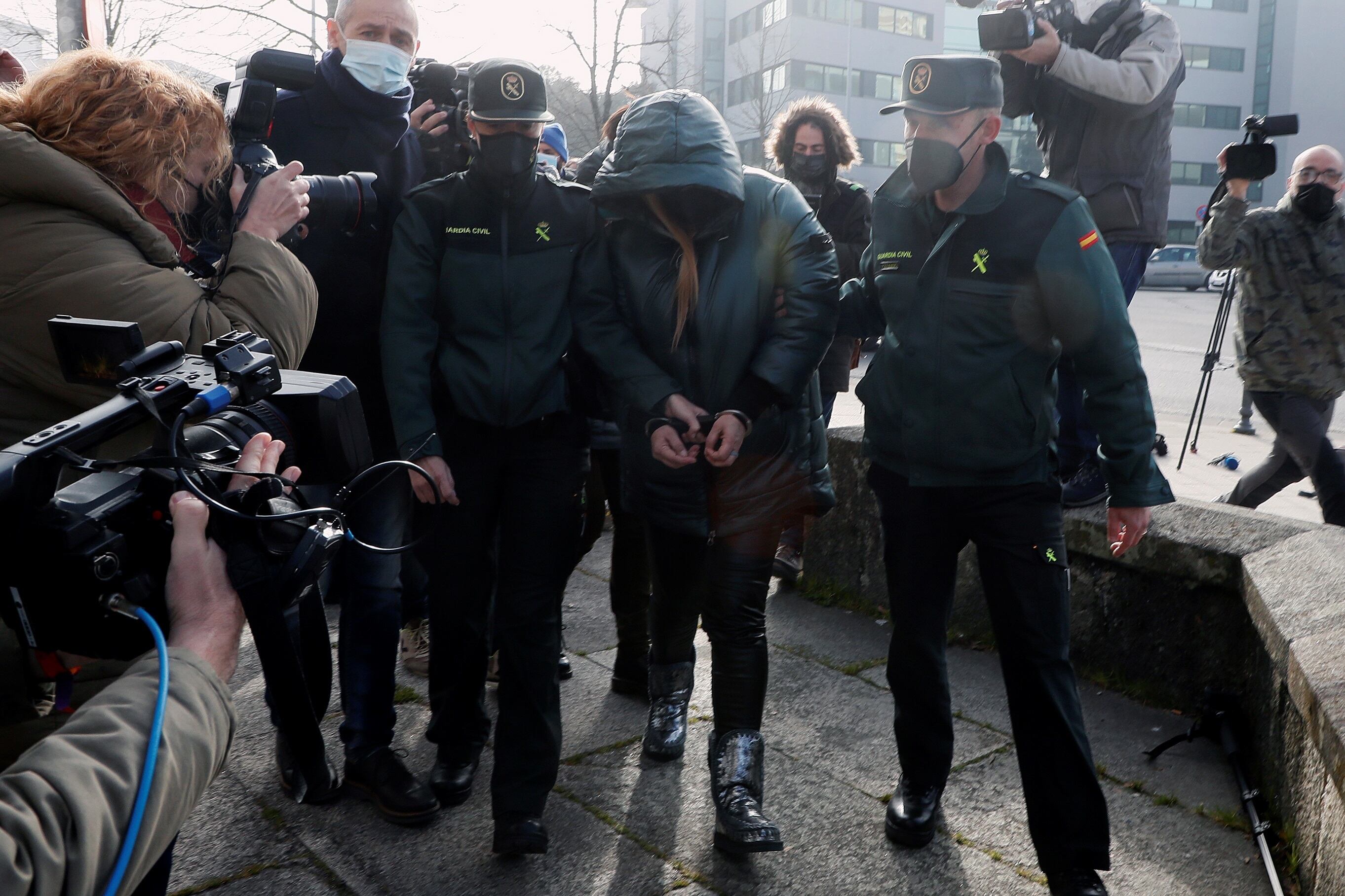 LUGO, 07/02/2022.- La acusada y madre (c) de la niña Desirée Leal llega escoltada a la Audiencia Provincial de Lugo este lunes para asistir al primer día de su juicio por el asesinato de la pequeña de 7 años, ocurrido el 3 de mayo de 2019. EFE/ Eliseo Trigo
