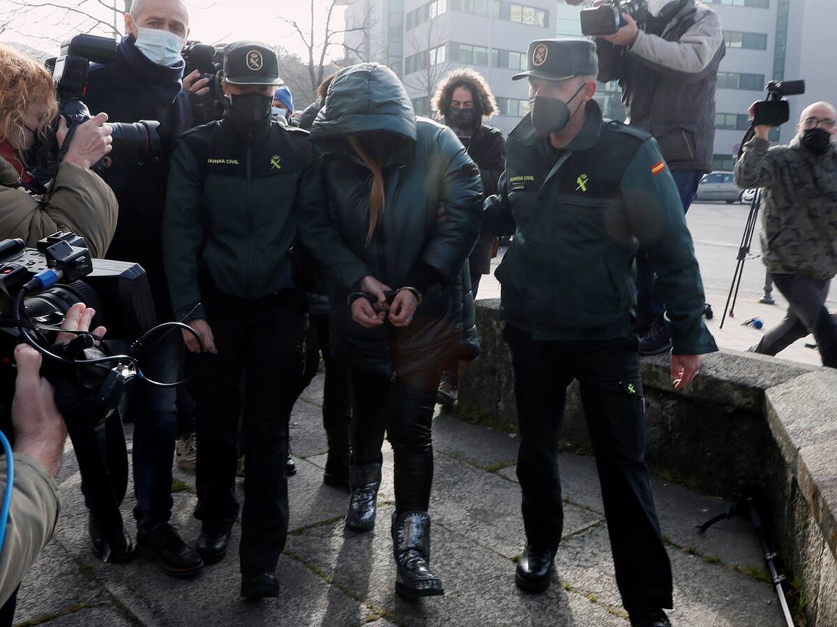 Vuelven a increpar a Ana Sandamil a la entrada al juzgado
