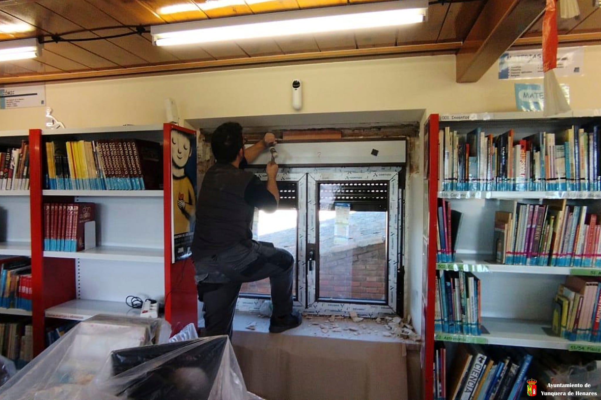 Cambio ventanas en la biblioteca de Yunquera de Henares