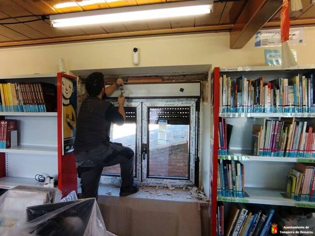 Cambio ventanas en la biblioteca de Yunquera de Henares