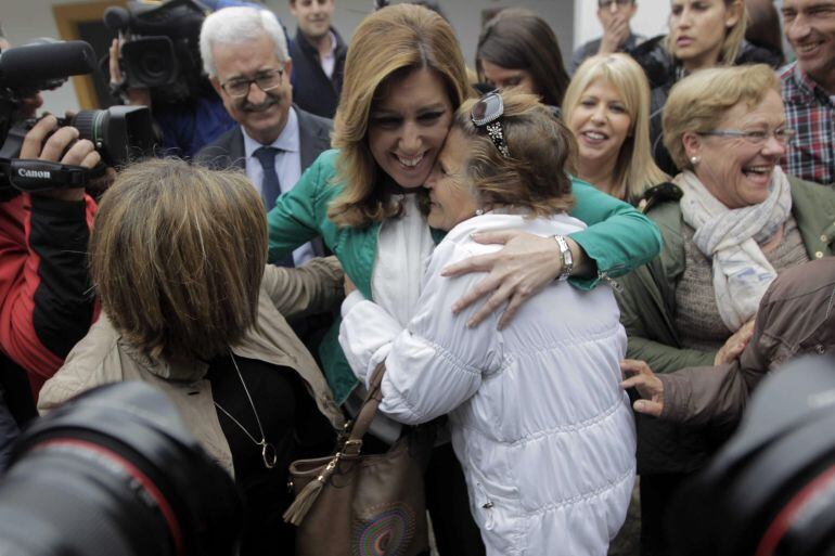 GRA206. JEREZ DE LA FRONTERA (CÁDIZ), 18/03/2015- La candidata del PSOE a la Presidencia de la Junta de Andalucía, Susana Díaz (c), abraza a una mujer a su llegada hoy a la localidad gaditana de Jerez de la Frontera, donde ha participado en un acto público de la campaña para las elecciones andaluzas del próximo 22 de marzo. EFE/Víctor López