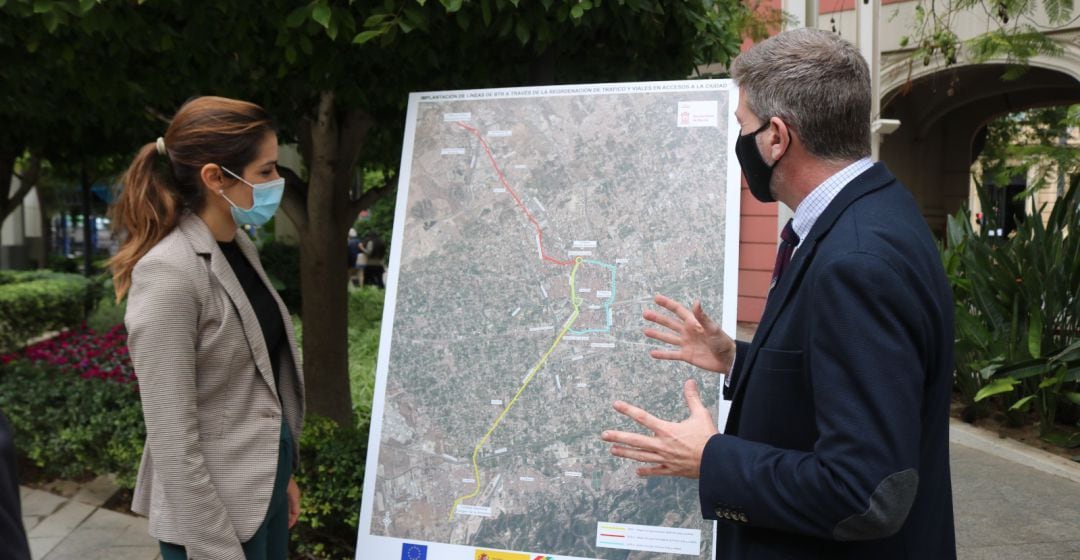 Los concejales Carmen Fructuoso y Juan Fernando Hernández durante la presentación del proyecto de los futuros carriles segregados