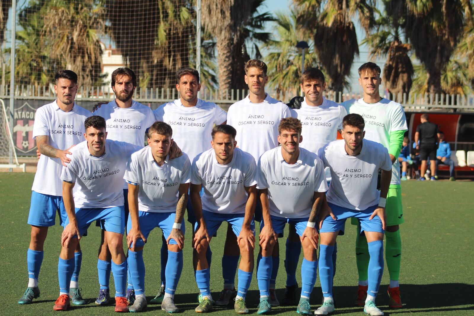 Once del CF Gandia con camisetas en apoyo a Bertó y Granados