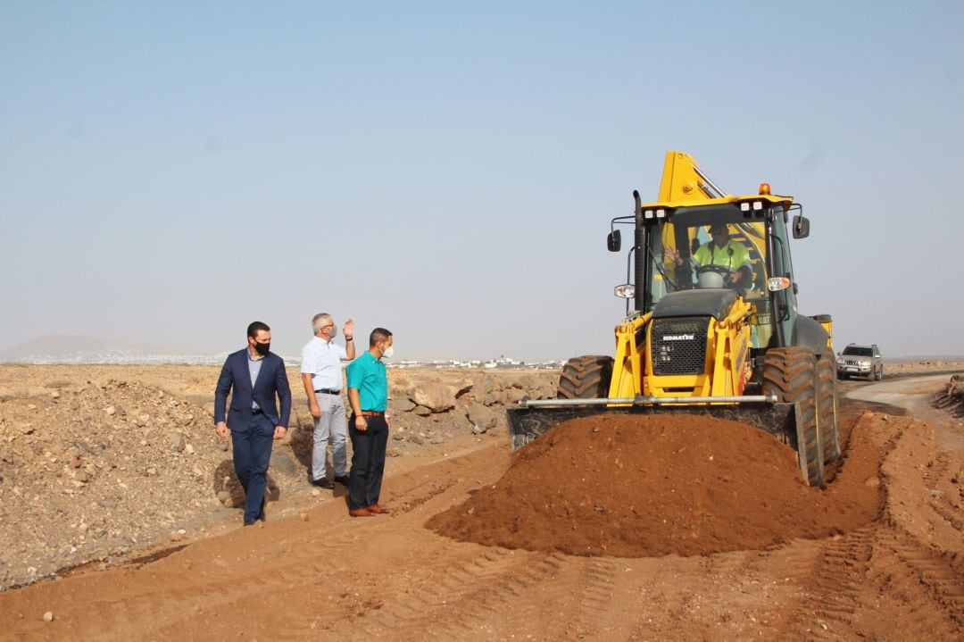 El alcalde de Yaiza, Óscar Noda, junto al primer teniente de alcalde, Ángel Domínguez, y el concejal de Obras Públicas, Jonathan Lemes, en los accesos a Papagayo.