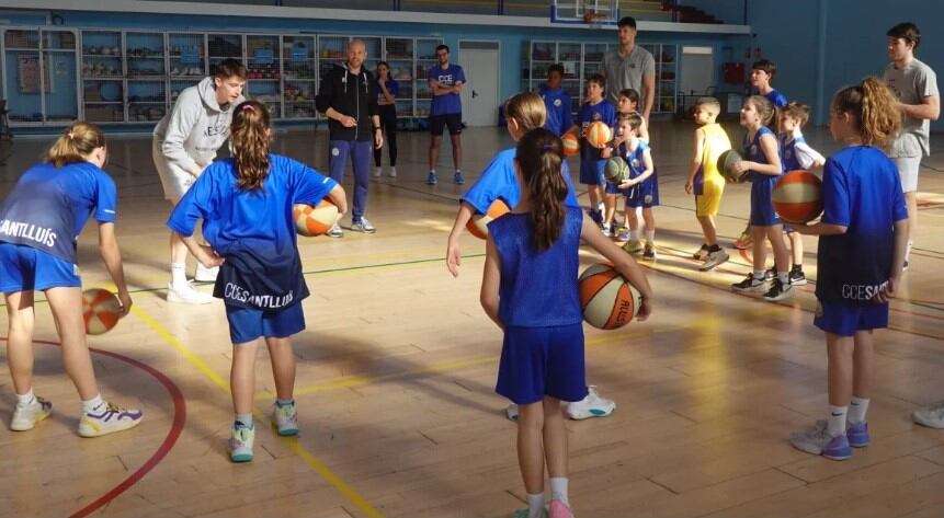 Jugadors i tècnics de l&#039;Hestia van participar amb entrenaments dels equips de base del CCE Sant Lluís aquesta setmana.