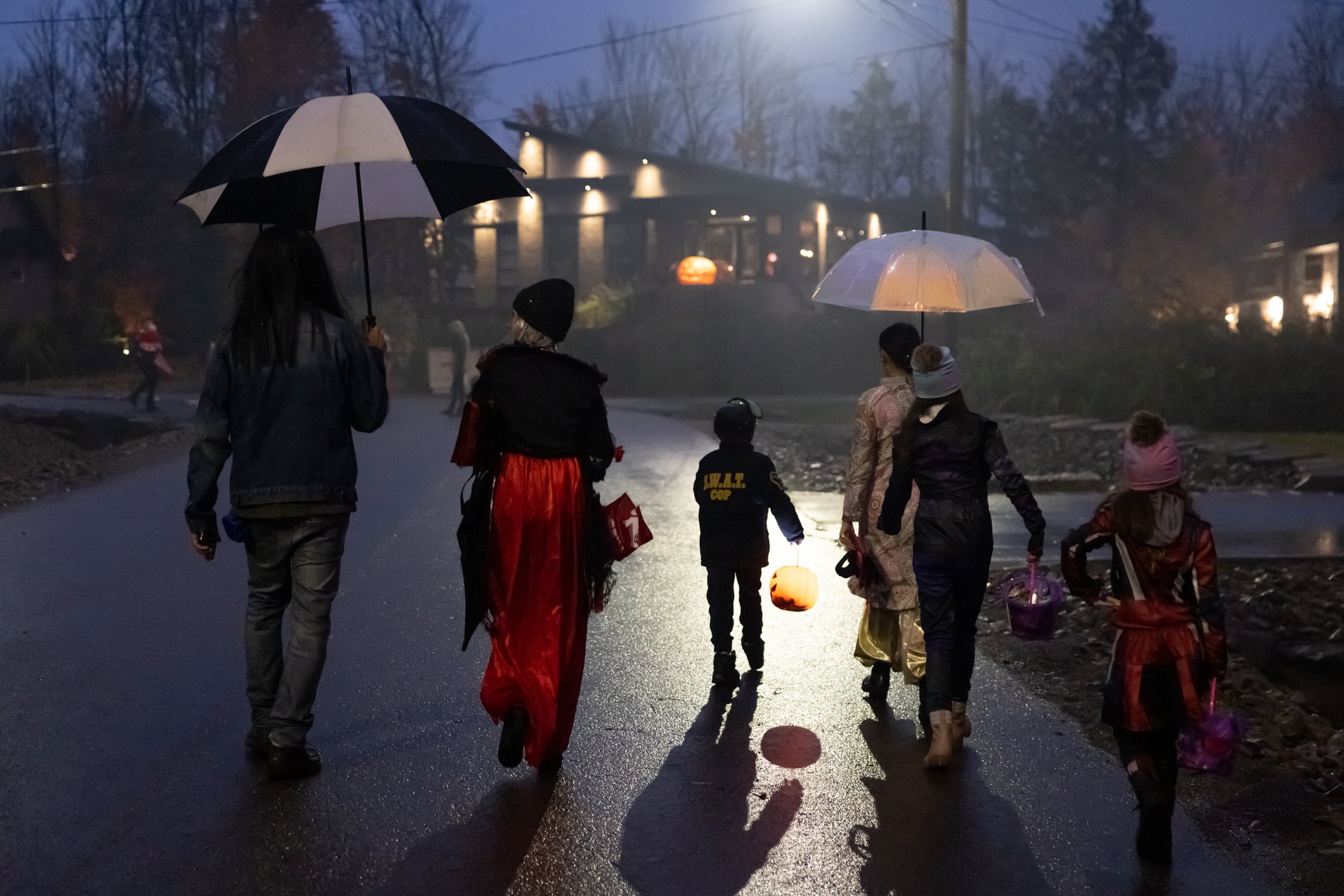 Un grupo de niños pide caramelos en Halloween.