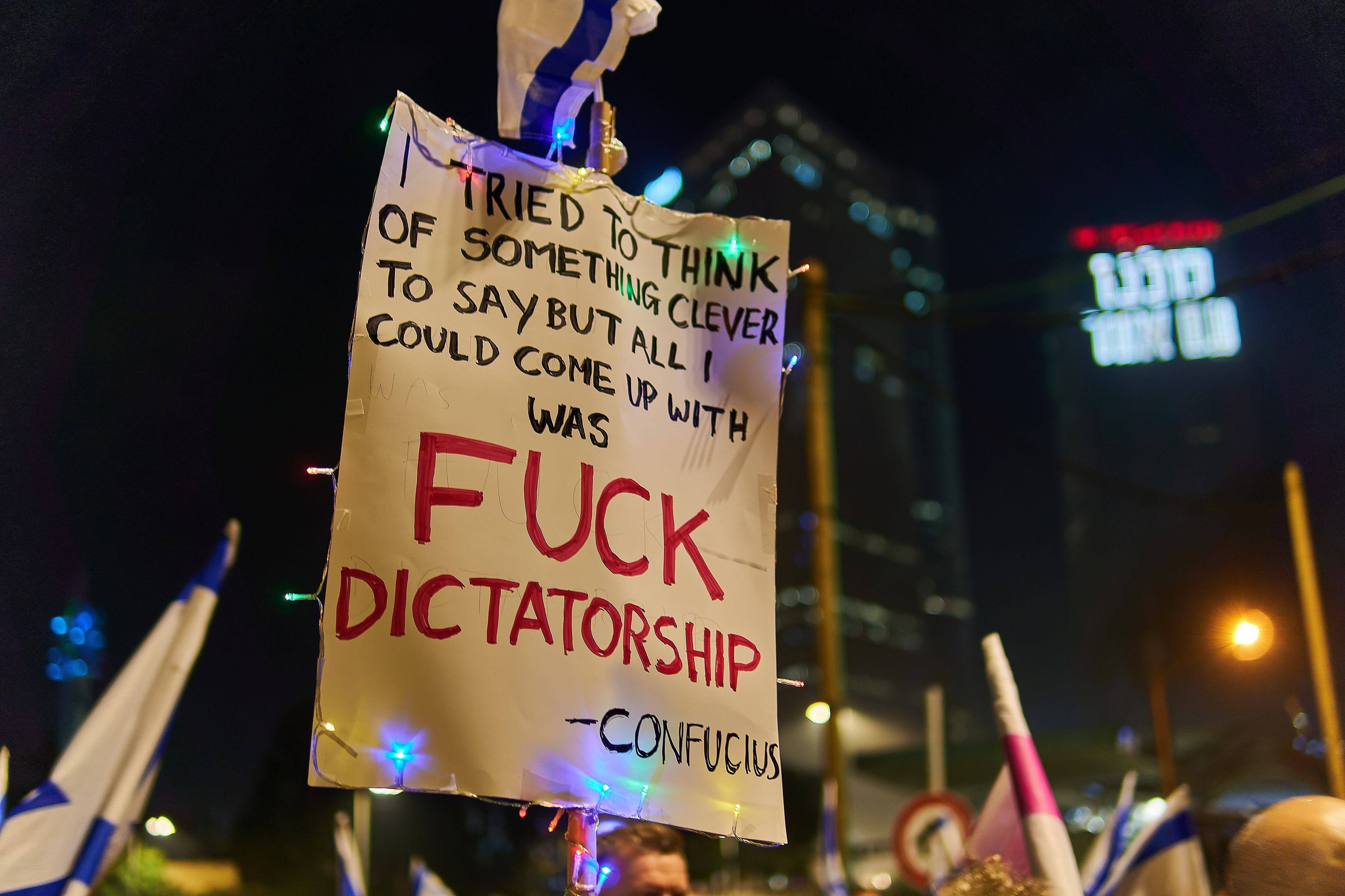 Un cartel durante una protesta masiva contra los planes de reforma del sistema de justicia del gobierno en Tel Aviv, Israel