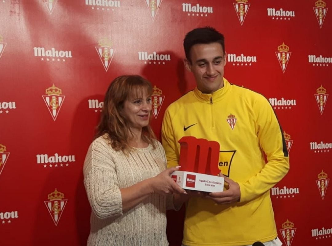 Pedro Díaz recoge el trofeo que le acredita como mejor jugador del Sporting del mes de enero