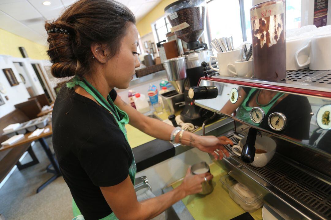 Una trabajadora de una cafetería
