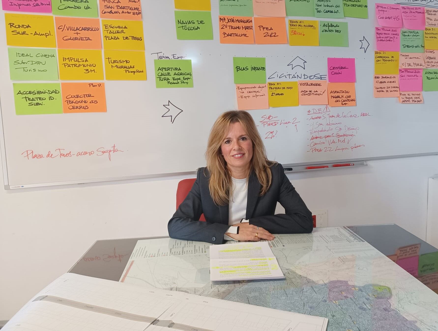 La concejal de obras, María del Carmen García, anuncia la licitación de las obras en la calle Cristóbal Colón