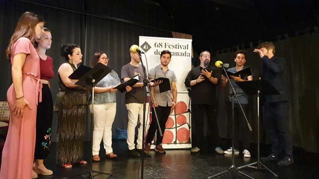 Pablo Heras-Casado dirigiendo un coro en el &#039;Teatrillo&#039; del Hotel Palace de Granada en el programa especial que emitió Radio Granada el 21 de junio de 2019 con motivo del inicio del Festival Internacional de Música y Danza de ese año