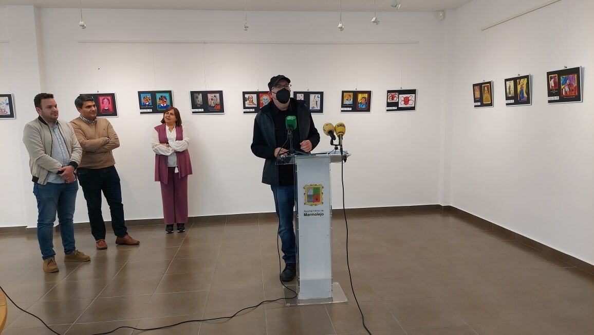 Miguel Ángel Cáceres, profesor de Educación Artística, inaugurando la exposición “Viviendo el Museo Mayte Spínola” en el Museo de Arte Contemporáneo de Marmolejo.