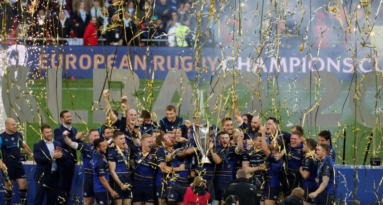 Los jugadores del Leinster celebran con el trofeo su victoria sobre el Racing 92, en la final de la Rugby Champions Cup, la competición por clubes más importante de Europa, entre el Racing 92 (Francia) y el Leinster (Irlanda), hoy en el estadio de San Mam